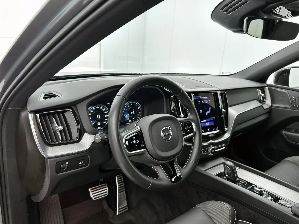2.0 B5 R-Design | TREKHAAK | STOEL-STUURWIELVERWARMING | CAMERA | NAVIGATIE | HARMAN KARDON | ELEKTRISCHE STOELVERSTELLING