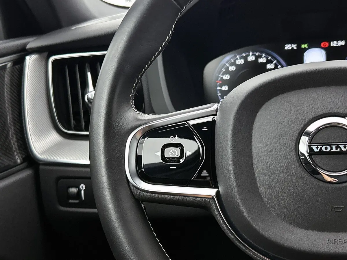 2.0 B5 R-Design | TREKHAAK | STOEL-STUURWIELVERWARMING | CAMERA | NAVIGATIE | HARMAN KARDON | ELEKTRISCHE STOELVERSTELLING
