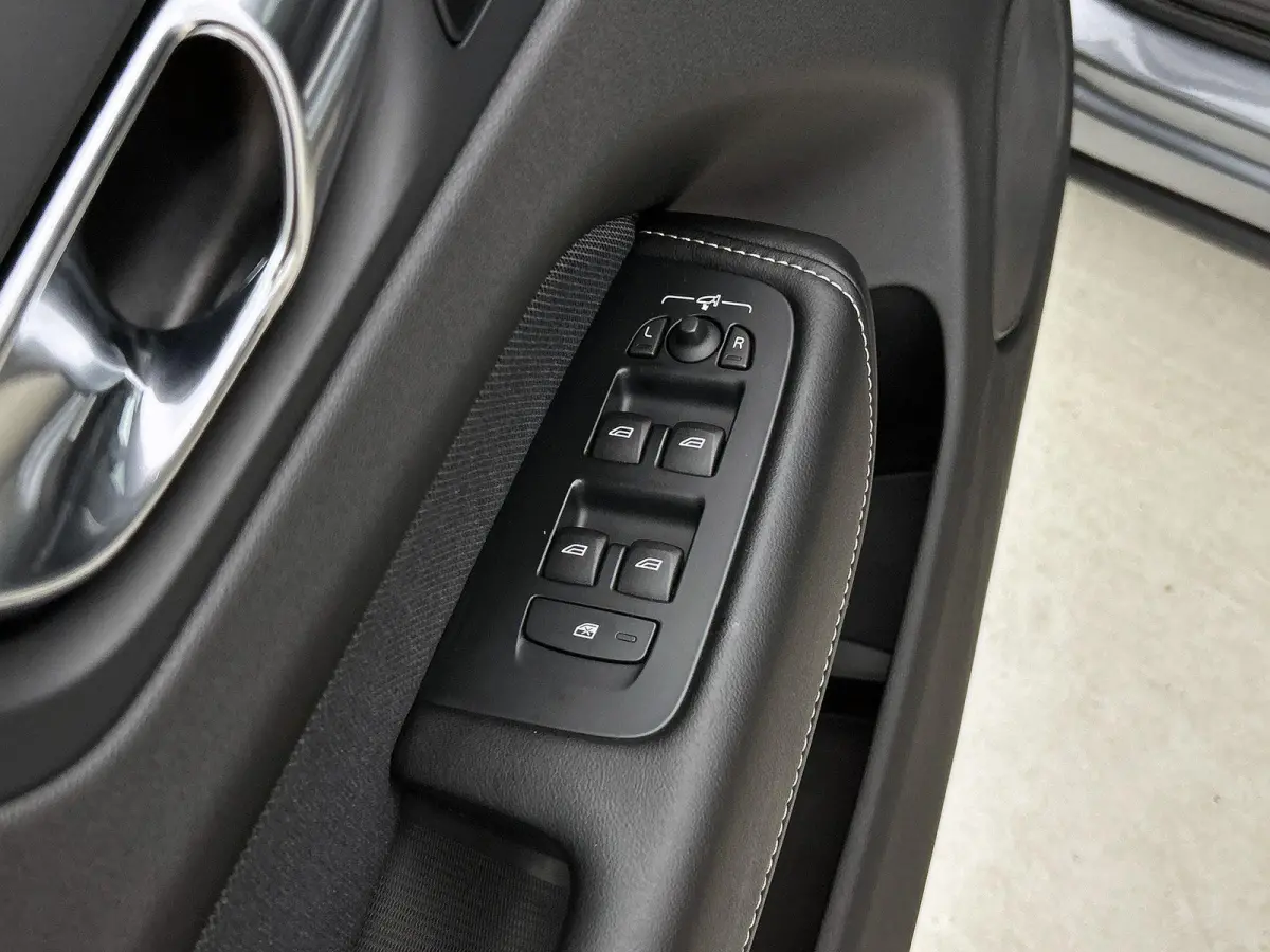 2.0 B5 R-Design | TREKHAAK | STOEL-STUURWIELVERWARMING | CAMERA | NAVIGATIE | HARMAN KARDON | ELEKTRISCHE STOELVERSTELLING