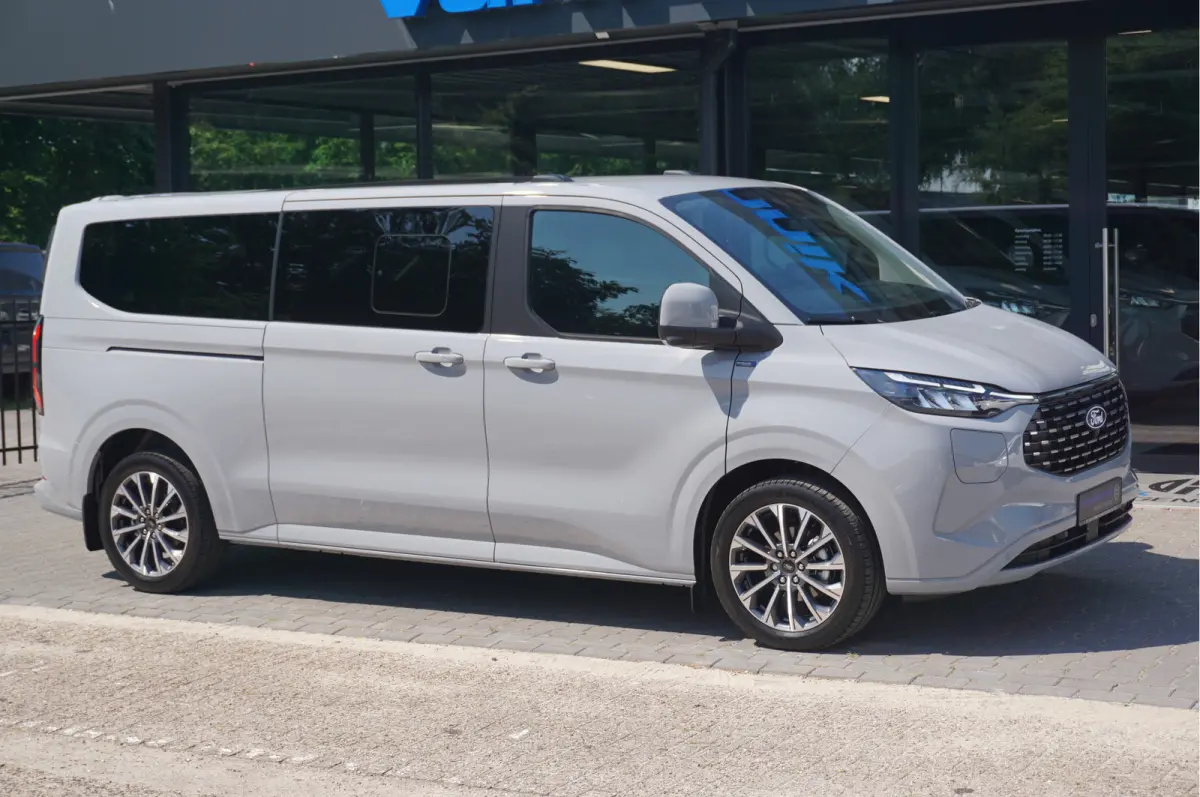 Tourneo 340L 2.5 PHEV 233PK Titanium X PRIJS INCL. BPM Luxe 8 Zits, Leder, 19" LM, B&O, Pano, Elec. Schuifdeur, Trekhaak!! NR. TR2