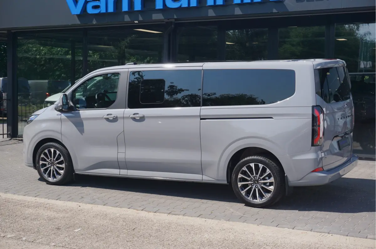 Tourneo 340L 2.5 PHEV 233PK Titanium X PRIJS INCL. BPM Luxe 8 Zits, Leder, 19" LM, B&O, Pano, Elec. Schuifdeur, Trekhaak!! NR. TR2