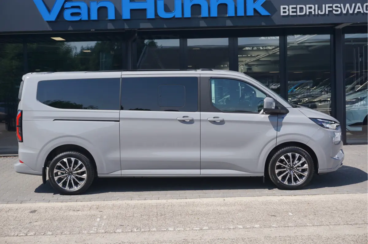 Tourneo 340L 2.5 PHEV 233PK Titanium X PRIJS INCL. BPM Luxe 8 Zits, Leder, 19" LM, B&O, Pano, Elec. Schuifdeur, Trekhaak!! NR. TR2