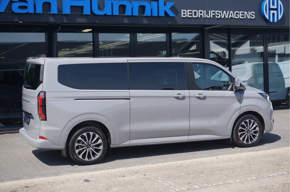 Tourneo 340L 2.5 PHEV 233PK Titanium X PRIJS INCL. BPM Luxe 8 Zits, Leder, 19" LM, B&O, Pano, Elec. Schuifdeur, Trekhaak!! NR. TR2