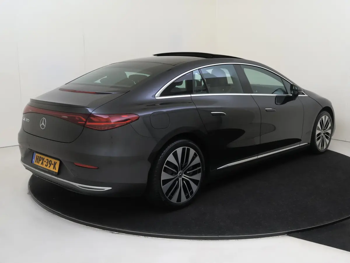 300 Business Solution Luxury 90 kWh Panoramadak / Memory Seats / Parkeercamera / Elektrische Kofferklep / Sfeerverlichting