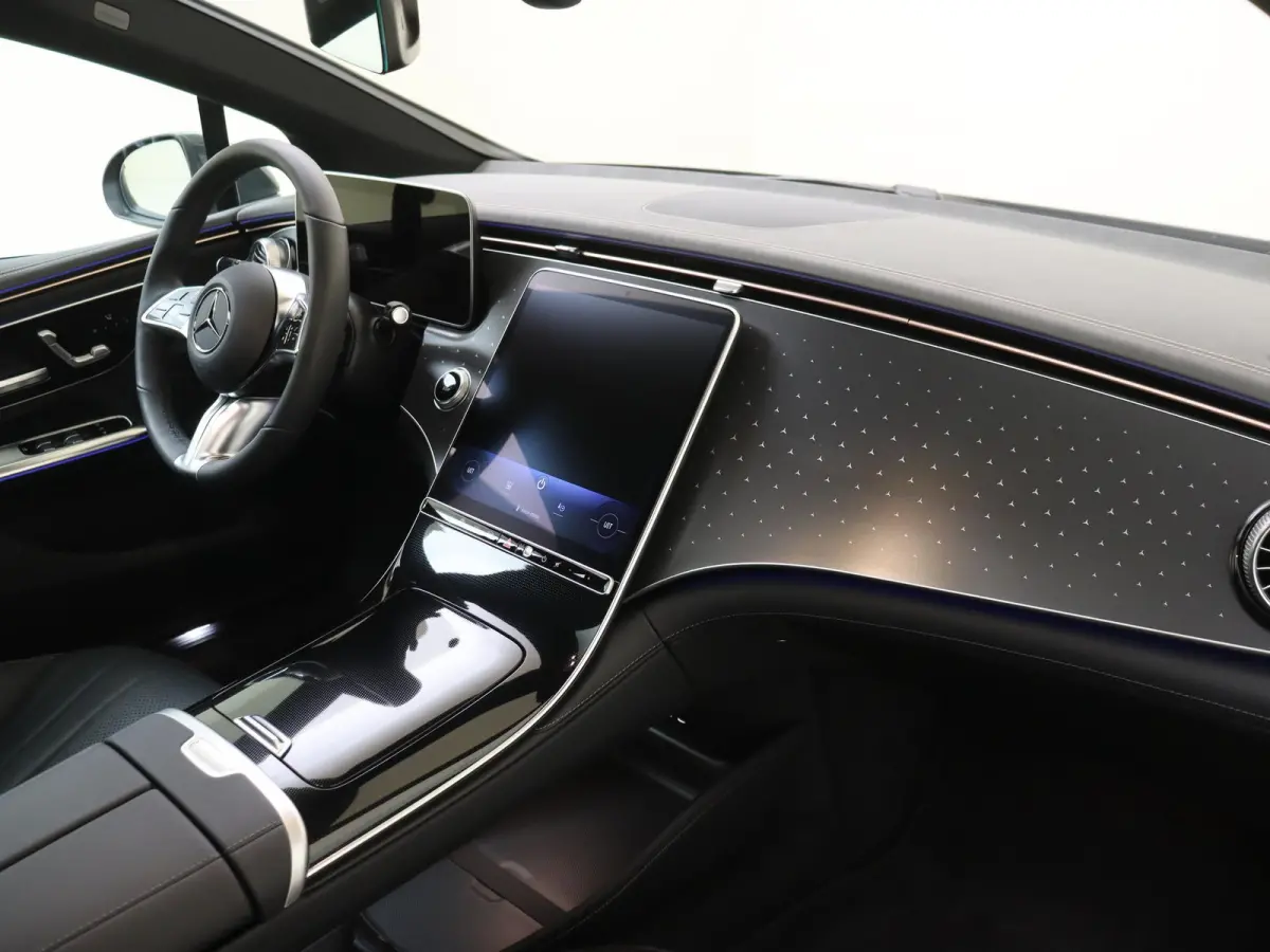 300 Business Solution Luxury 90 kWh Panoramadak / Memory Seats / Parkeercamera / Elektrische Kofferklep / Sfeerverlichting