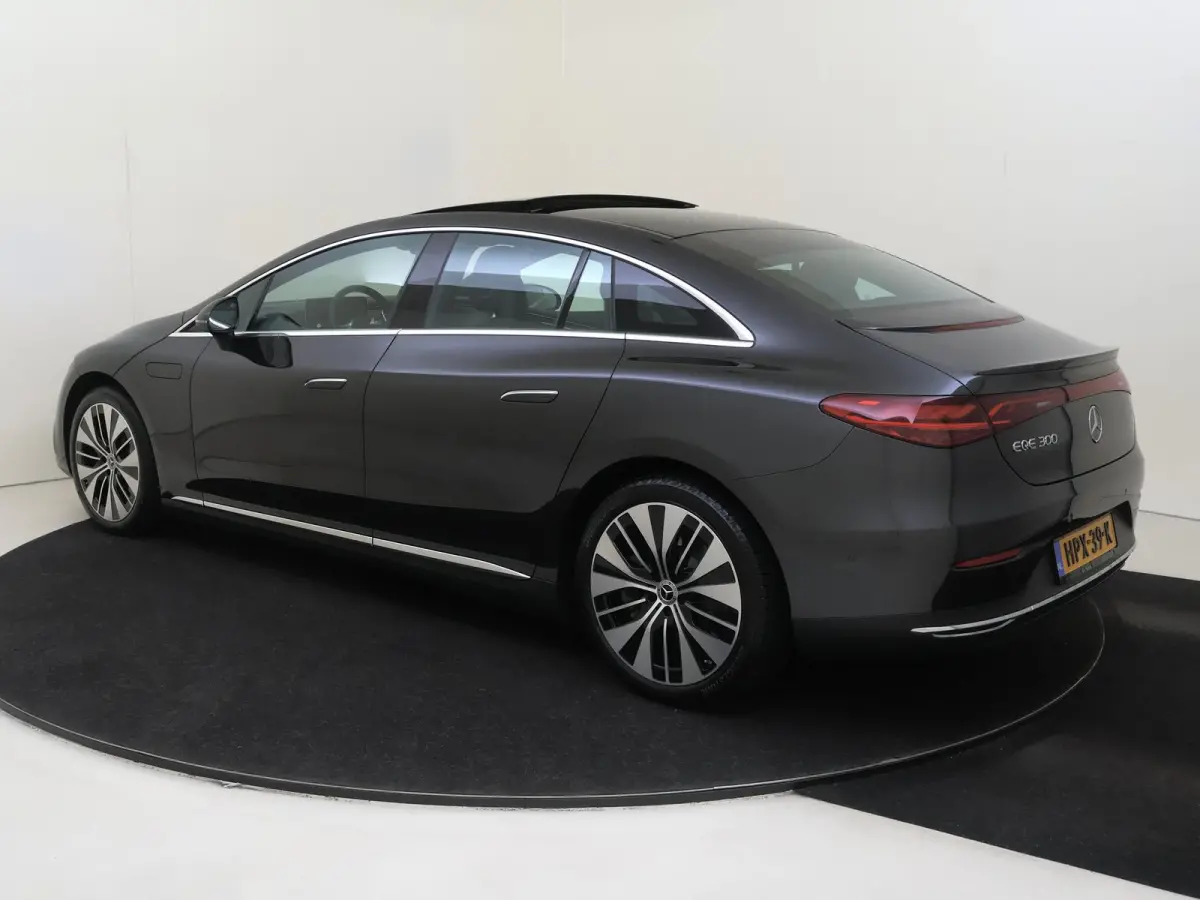 300 Business Solution Luxury 90 kWh Panoramadak / Memory Seats / Parkeercamera / Elektrische Kofferklep / Sfeerverlichting