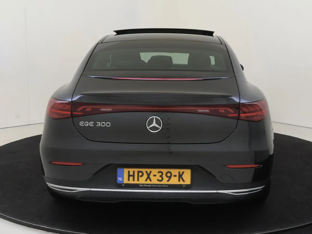 300 Business Solution Luxury 90 kWh Panoramadak / Memory Seats / Parkeercamera / Elektrische Kofferklep / Sfeerverlichting