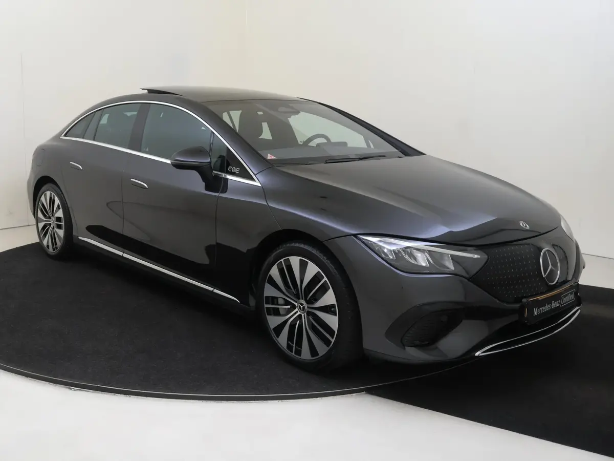 300 Business Solution Luxury 90 kWh Panoramadak / Memory Seats / Parkeercamera / Elektrische Kofferklep / Sfeerverlichting