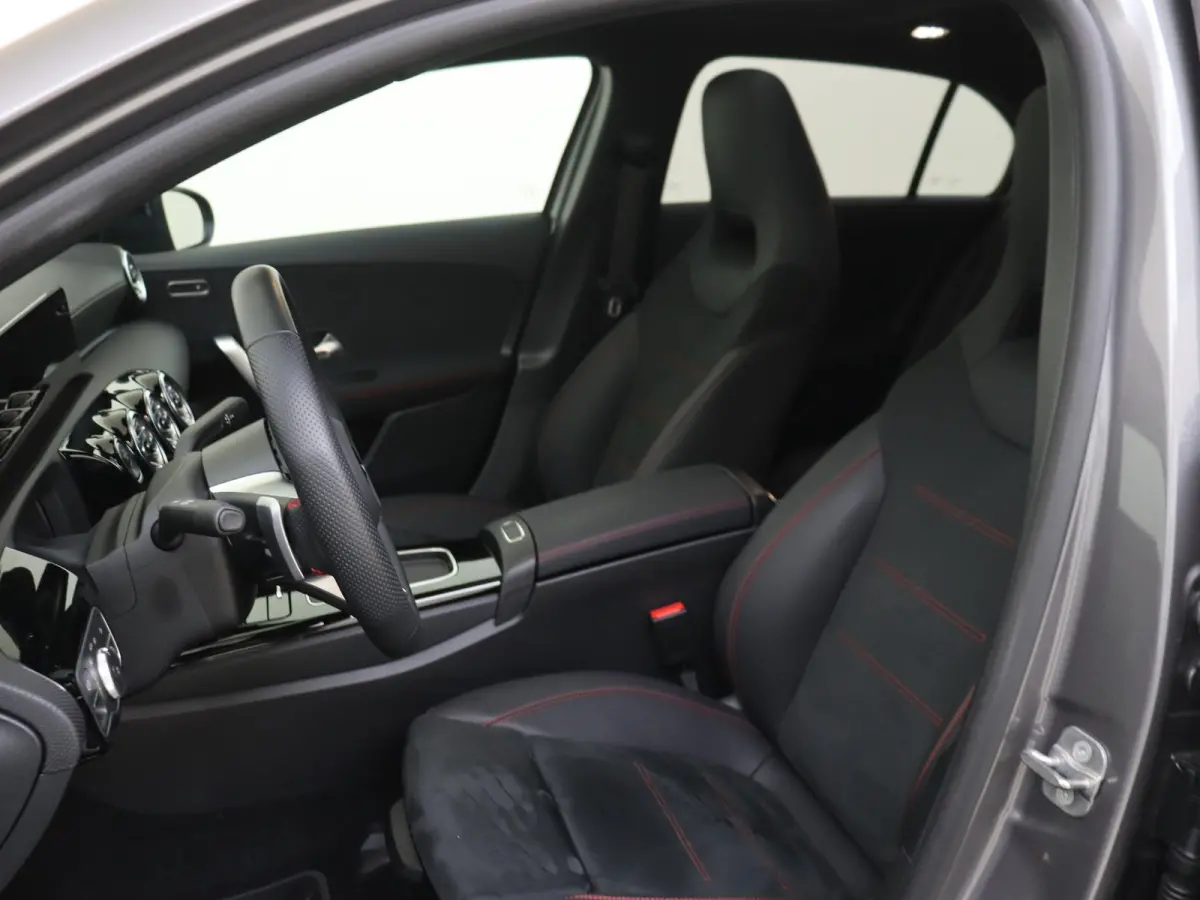180 Business Solution AMG /Panoramadak /19 Inch /Nightpakket /CarPlay