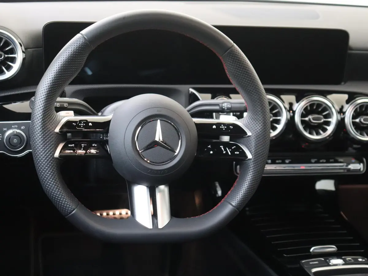 180 Business Solution AMG /Panoramadak /19 Inch /Nightpakket /CarPlay