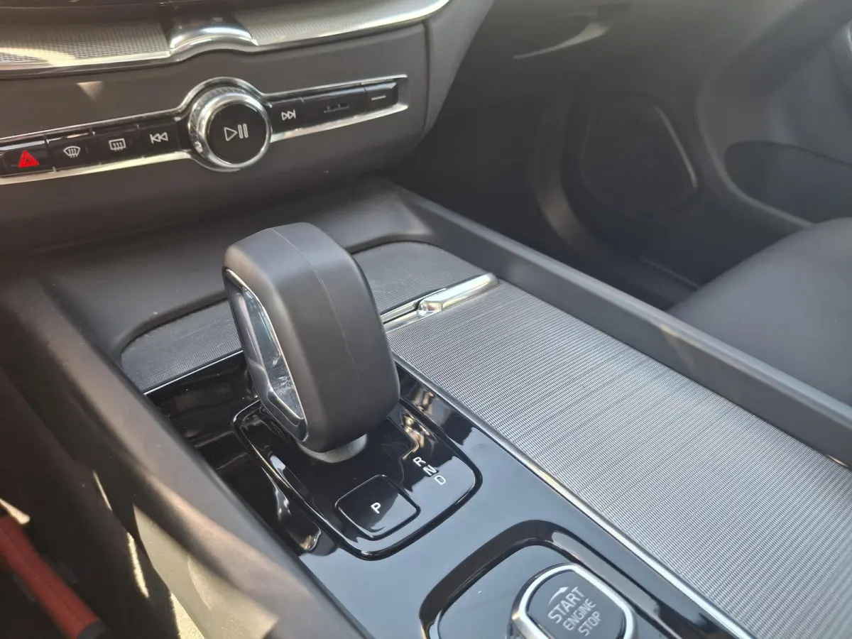 T6 Plug-in hybrid AWD Plus Dark | Panoramadak | 360 camera | Trekhaak | Stoel/Stuur Verwarming |