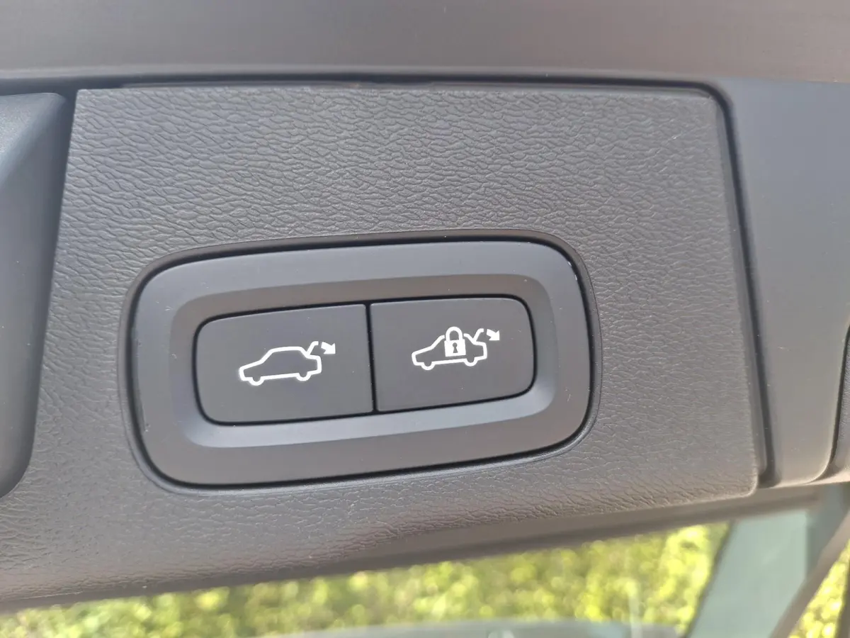 T6 Plug-in hybrid AWD Plus Dark | Panoramadak | 360 camera | Trekhaak | Stoel/Stuur Verwarming |