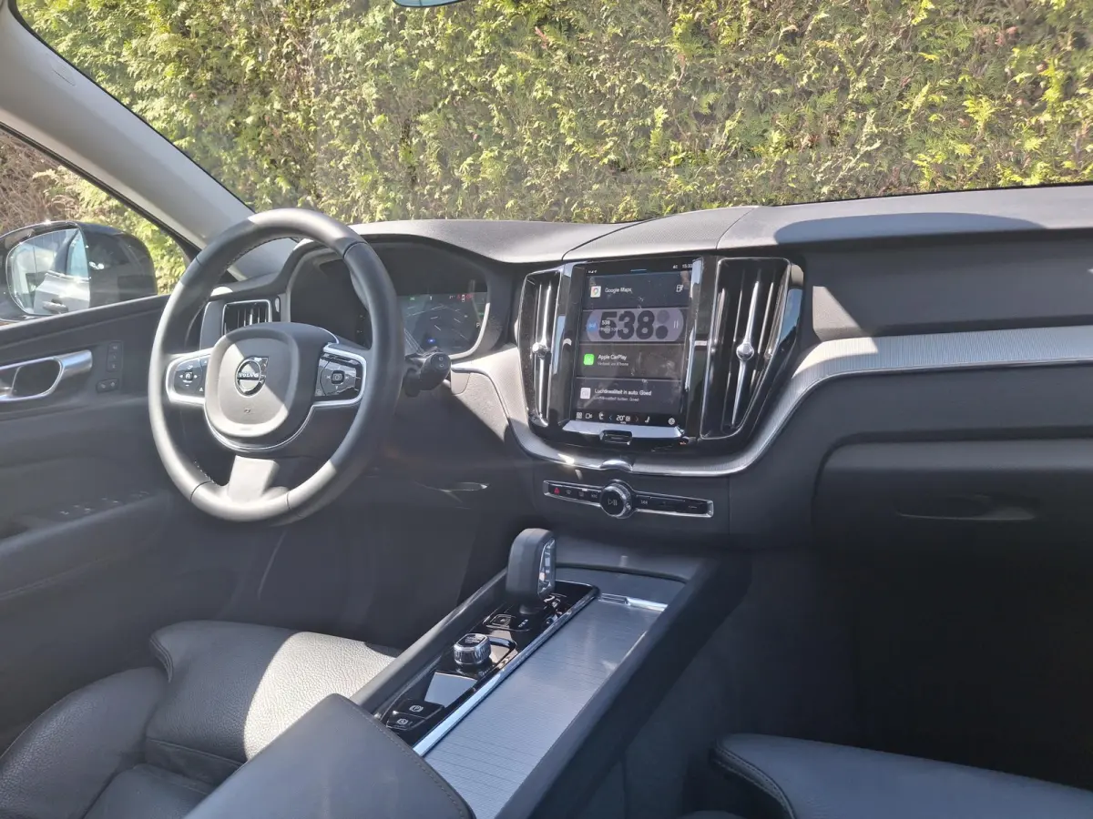 T6 Plug-in hybrid AWD Plus Dark | Panoramadak | 360 camera | Trekhaak | Stoel/Stuur Verwarming |