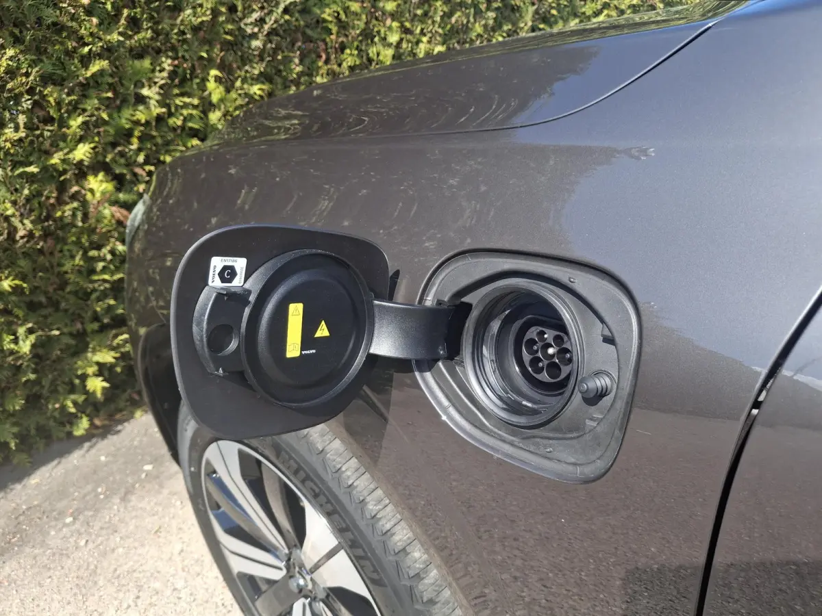 T6 Plug-in hybrid AWD Plus Dark | Panoramadak | 360 camera | Trekhaak | Stoel/Stuur Verwarming |