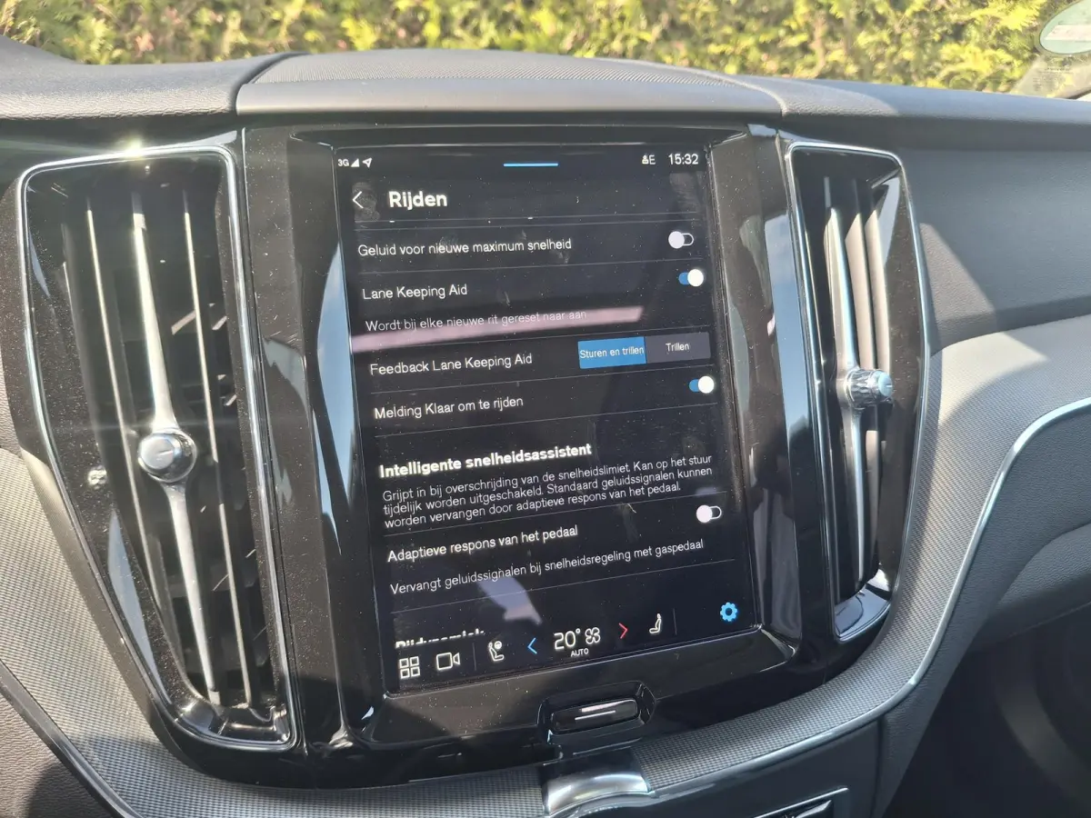 T6 Plug-in hybrid AWD Plus Dark | Panoramadak | 360 camera | Trekhaak | Stoel/Stuur Verwarming |