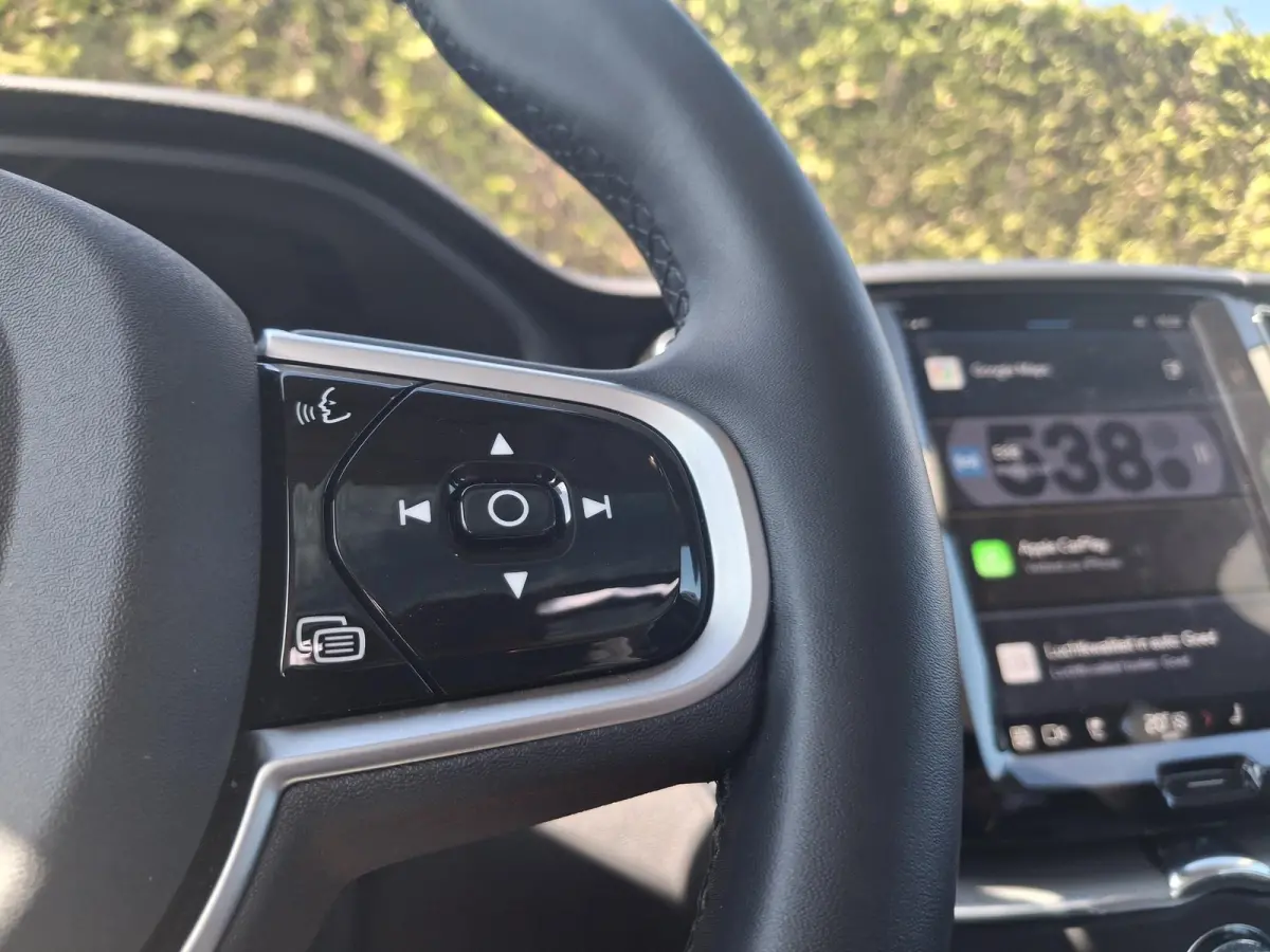 T6 Plug-in hybrid AWD Plus Dark | Panoramadak | 360 camera | Trekhaak | Stoel/Stuur Verwarming |