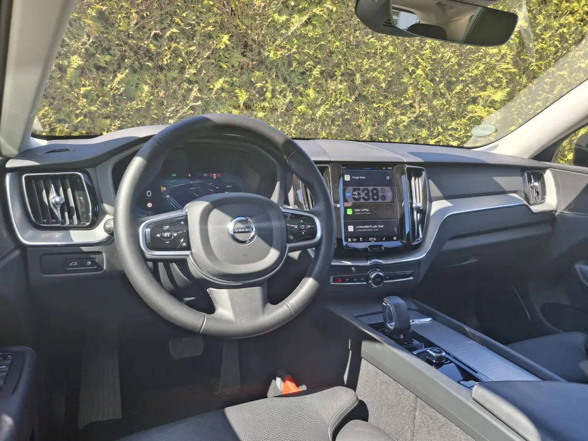T6 Plug-in hybrid AWD Plus Dark | Panoramadak | 360 camera | Trekhaak | Stoel/Stuur Verwarming |