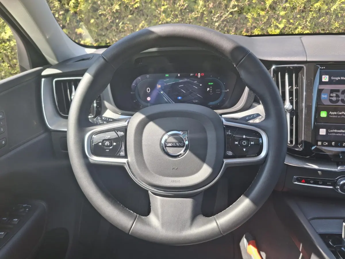 T6 Plug-in hybrid AWD Plus Dark | Panoramadak | 360 camera | Trekhaak | Stoel/Stuur Verwarming |