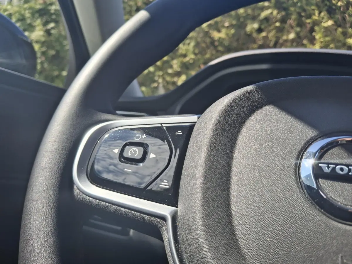 T6 Plug-in hybrid AWD Plus Dark | Panoramadak | 360 camera | Trekhaak | Stoel/Stuur Verwarming |