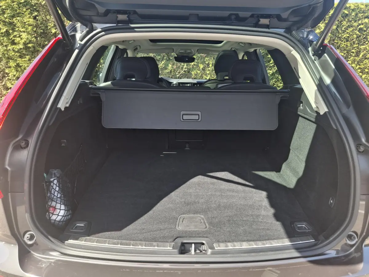 T6 Plug-in hybrid AWD Plus Dark | Panoramadak | 360 camera | Trekhaak | Stoel/Stuur Verwarming |