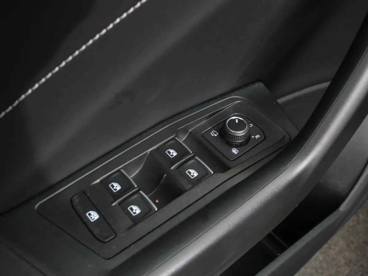 1.5 eTsi R-Line Edition Automaat Camera Navigatie Apple Carplay/Android Auto Climate control Lichtmetalen Velgen Extra Getint Glas Lichtmetalen Velgen Voorstoelen verwarmbaar