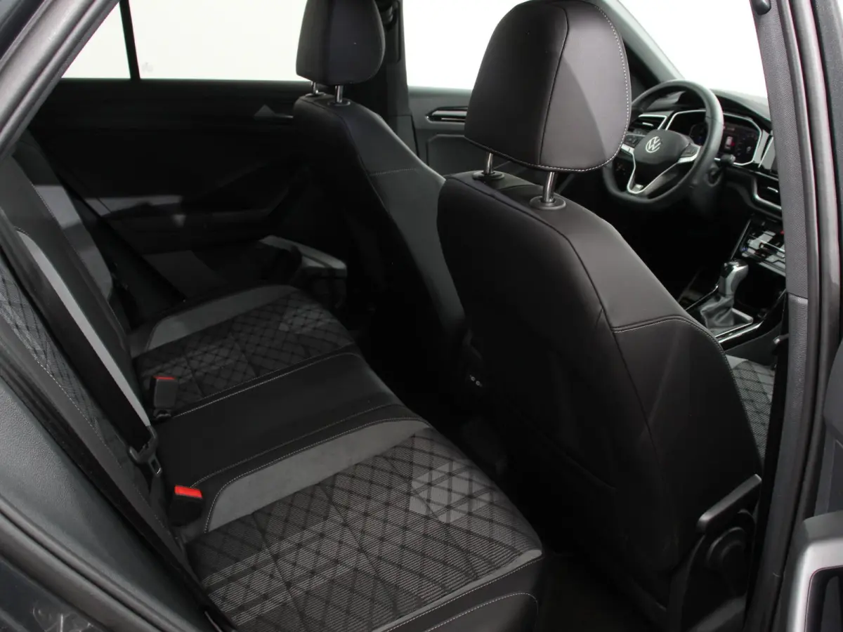 1.5 eTsi R-Line Edition Automaat Camera Navigatie Apple Carplay/Android Auto Climate control Lichtmetalen Velgen Extra Getint Glas Lichtmetalen Velgen Voorstoelen verwarmbaar