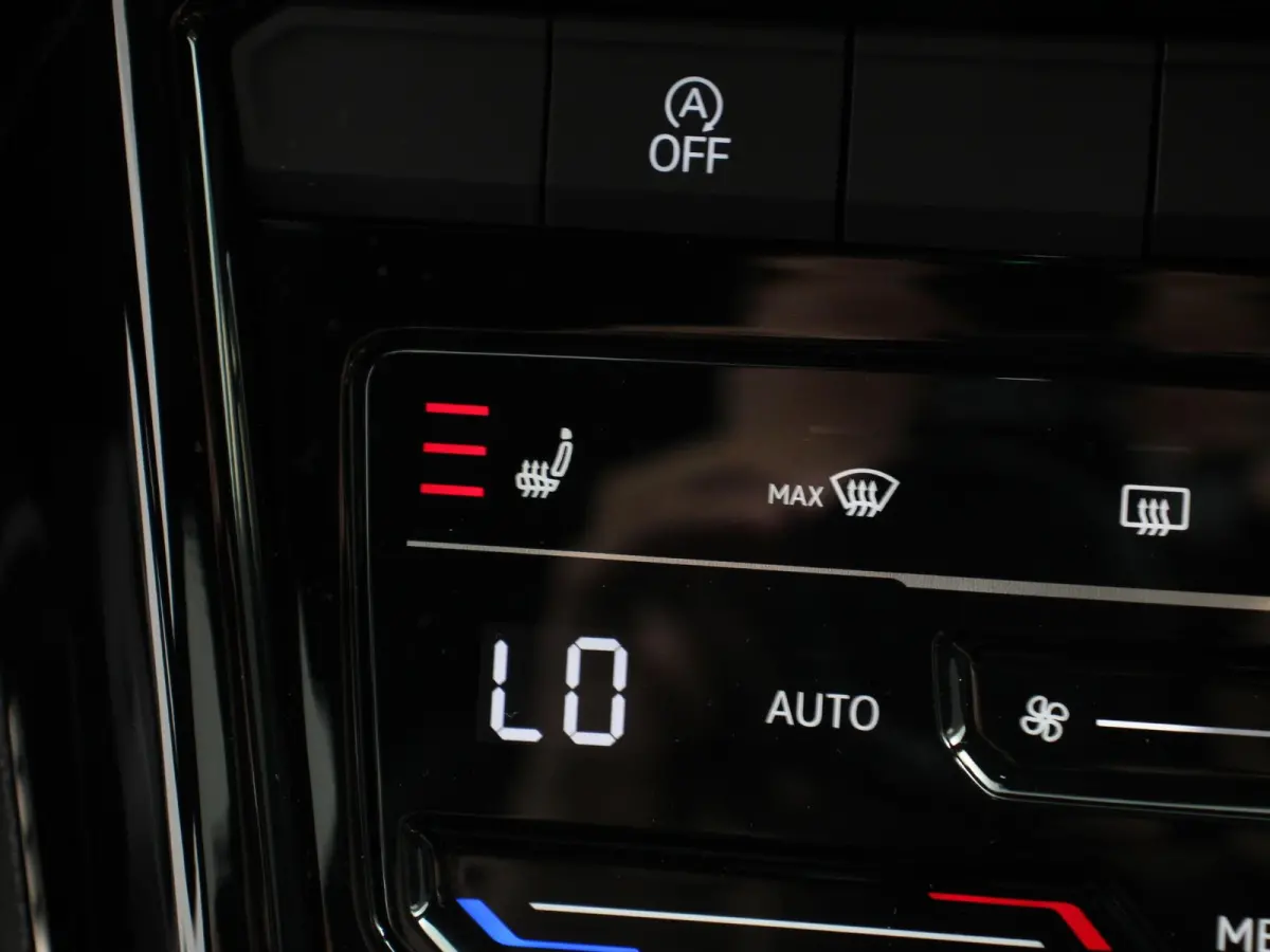 1.5 eTsi R-Line Edition Automaat Camera Navigatie Apple Carplay/Android Auto Climate control Lichtmetalen Velgen Extra Getint Glas Lichtmetalen Velgen Voorstoelen verwarmbaar
