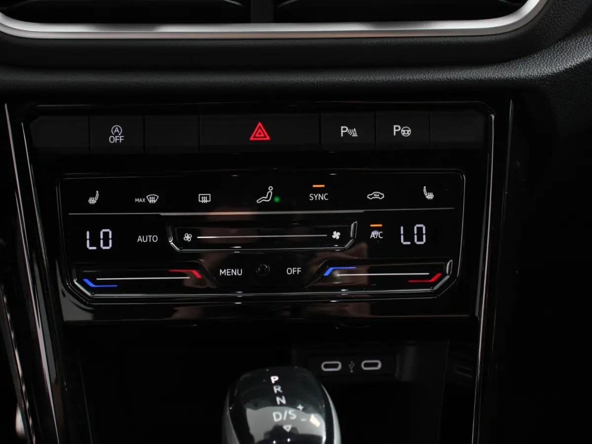 1.5 eTsi R-Line Edition Automaat Camera Navigatie Apple Carplay/Android Auto Climate control Lichtmetalen Velgen Extra Getint Glas Lichtmetalen Velgen Voorstoelen verwarmbaar