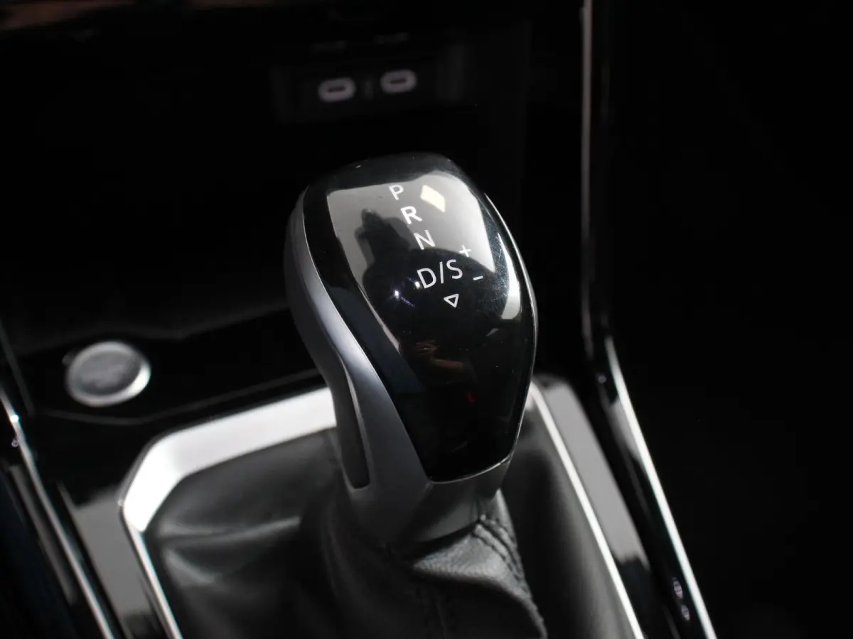 1.5 eTsi R-Line Edition Automaat Camera Navigatie Apple Carplay/Android Auto Climate control Lichtmetalen Velgen Extra Getint Glas Lichtmetalen Velgen Voorstoelen verwarmbaar