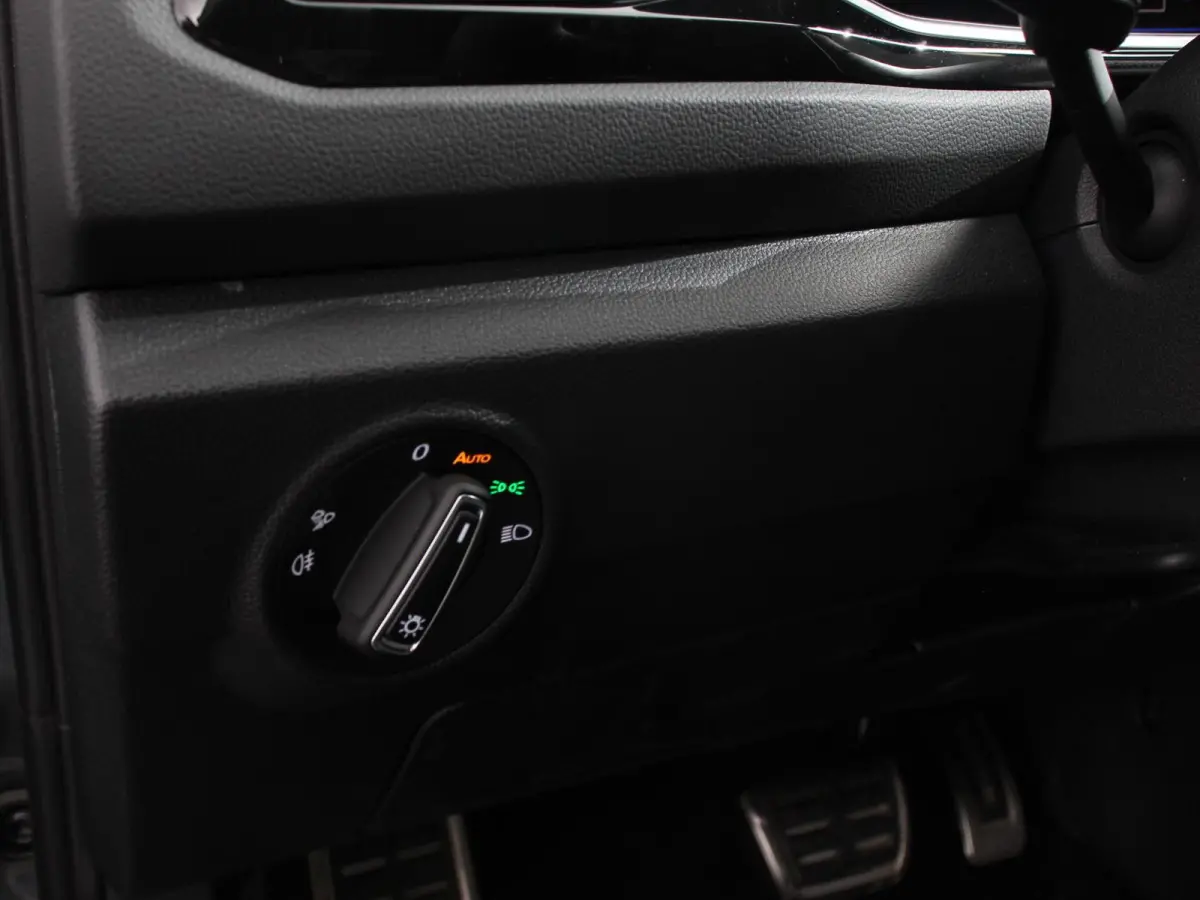 1.5 eTsi R-Line Edition Automaat Camera Navigatie Apple Carplay/Android Auto Climate control Lichtmetalen Velgen Extra Getint Glas Lichtmetalen Velgen Voorstoelen verwarmbaar