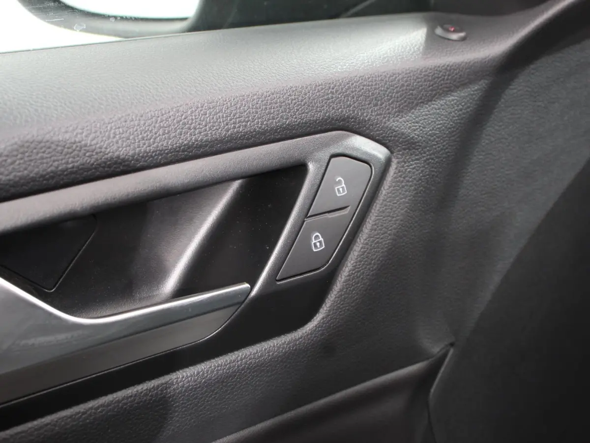 1.5 eTsi R-Line Edition Automaat Camera Navigatie Apple Carplay/Android Auto Climate control Lichtmetalen Velgen Extra Getint Glas Lichtmetalen Velgen Voorstoelen verwarmbaar