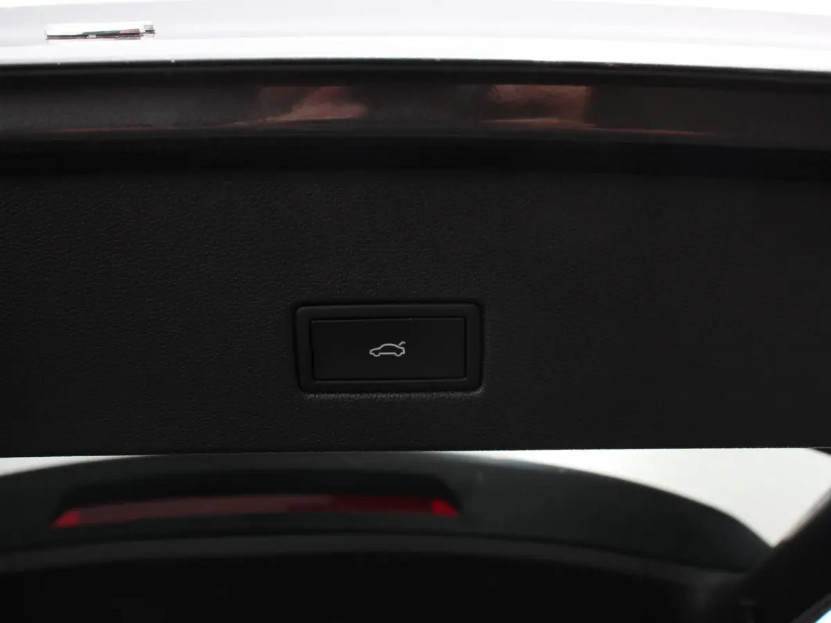 1.5 eTsi R-Line Edition Automaat Camera Navigatie Apple Carplay/Android Auto Climate control Lichtmetalen Velgen Extra Getint Glas Lichtmetalen Velgen Voorstoelen verwarmbaar
