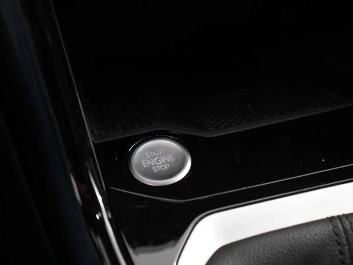 1.5 eTsi R-Line Edition Automaat Camera Navigatie Apple Carplay/Android Auto Climate control Lichtmetalen Velgen Extra Getint Glas Lichtmetalen Velgen Voorstoelen verwarmbaar