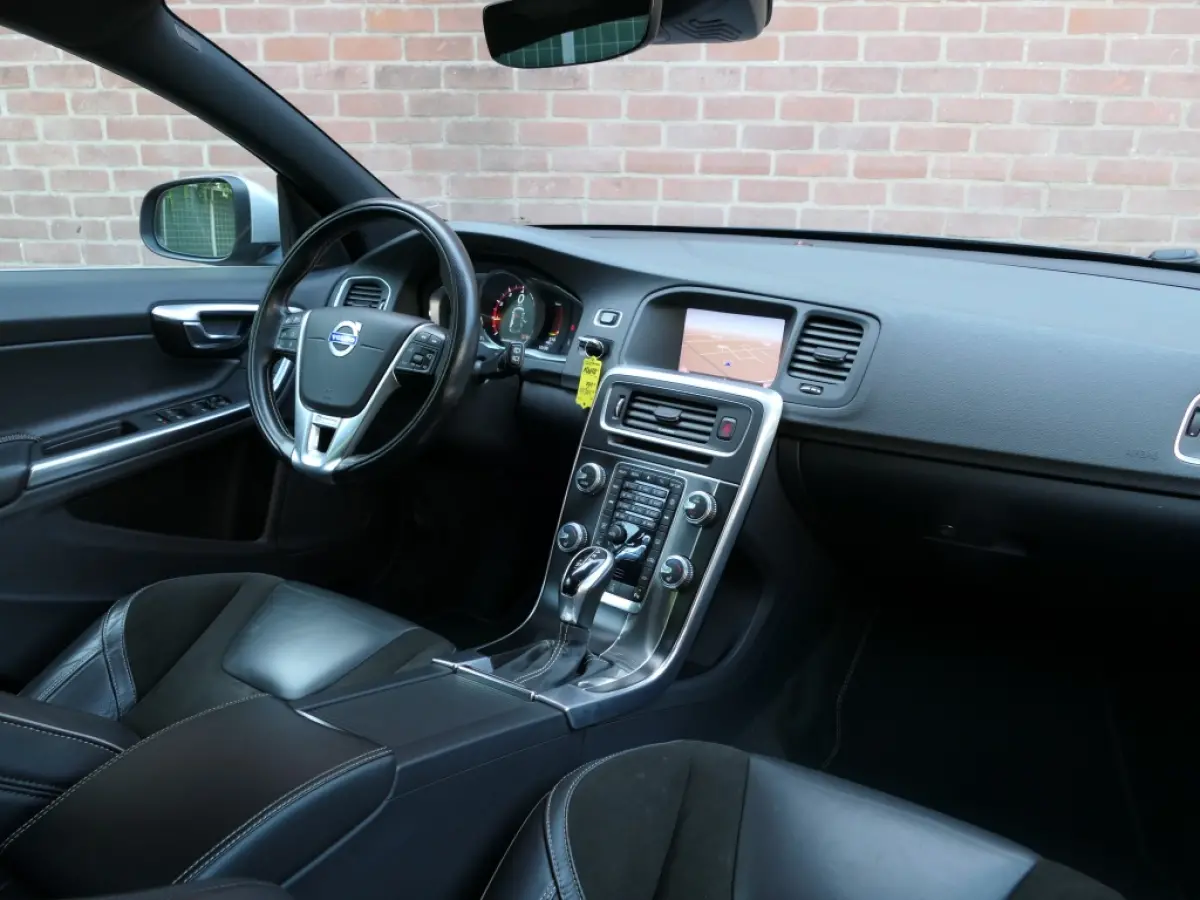 1.5 T3 R-design Xenon / Regensensor / Bluetooth / Navi