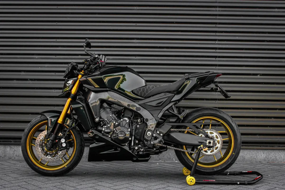 Tour OPS 119PK 2024 /3.164KM /NIEUWSTAAT / COMPLETE DOCUMENTATIE /CUSTOM SC EXHAUST /DIRECT RIJDEN/ FULL BLACK