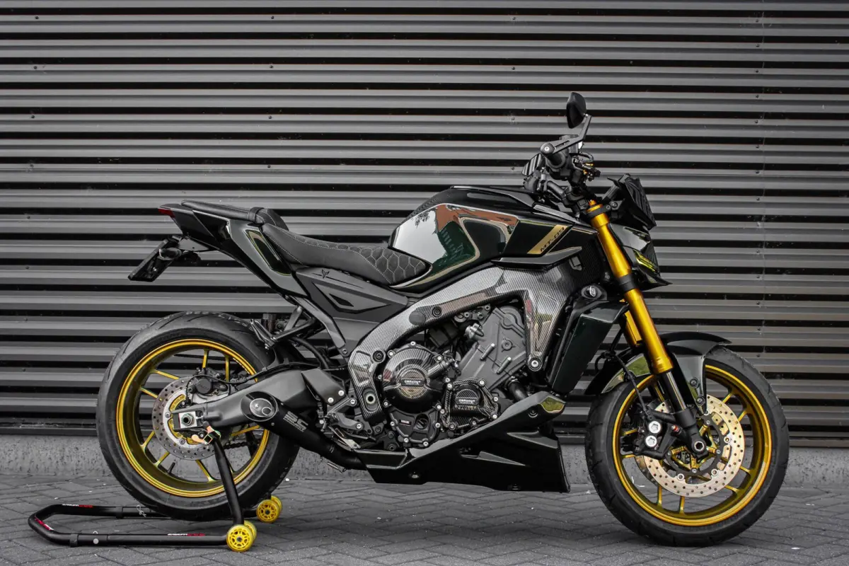 Tour OPS 119PK 2024 /3.164KM /NIEUWSTAAT / COMPLETE DOCUMENTATIE /CUSTOM SC EXHAUST /DIRECT RIJDEN/ FULL BLACK