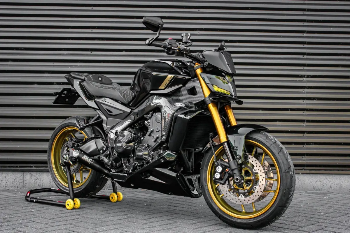 Tour OPS 119PK 2024 /3.164KM /NIEUWSTAAT / COMPLETE DOCUMENTATIE /CUSTOM SC EXHAUST /DIRECT RIJDEN/ FULL BLACK