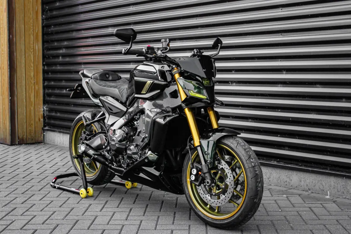 Tour OPS 119PK 2024 /3.164KM /NIEUWSTAAT / COMPLETE DOCUMENTATIE /CUSTOM SC EXHAUST /DIRECT RIJDEN/ FULL BLACK