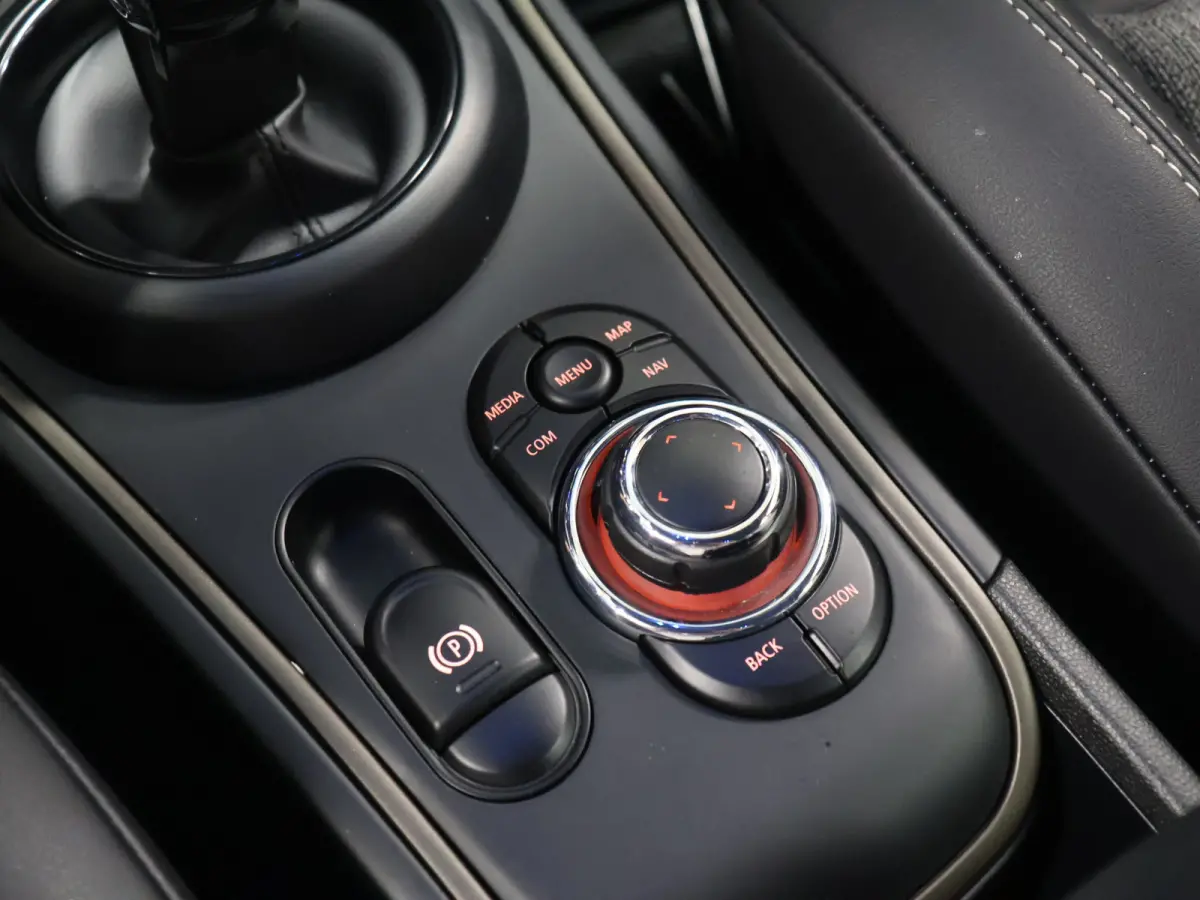 1.5 Cooper Business Sport Edition [APPLE CARPLAY, STOELVERWARMING, CRUISE CONTROL, PDC ACHTER, LED, AUTOMAAT, ANDROID, MULTIFUNCTIONEEL STUURWIEL, BLUETOOTH, NAVIGATIE, NIEUWSTAAT]