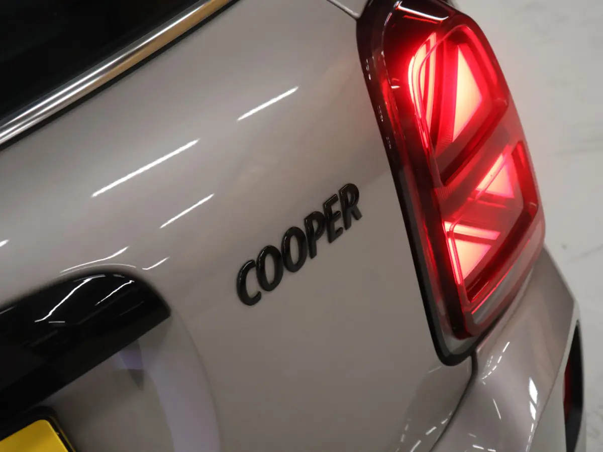 1.5 Cooper Business Sport Edition [APPLE CARPLAY, STOELVERWARMING, CRUISE CONTROL, PDC ACHTER, LED, AUTOMAAT, ANDROID, MULTIFUNCTIONEEL STUURWIEL, BLUETOOTH, NAVIGATIE, NIEUWSTAAT]