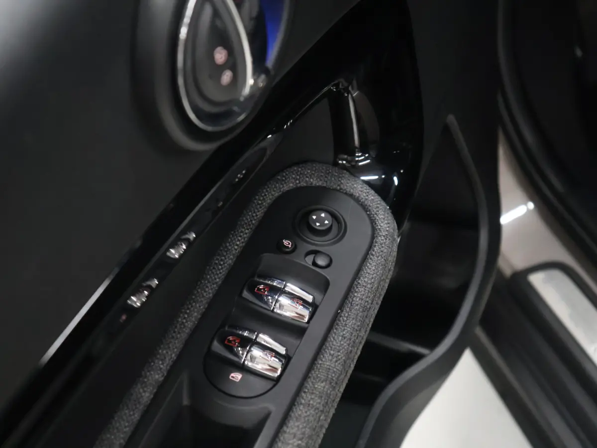 1.5 Cooper Business Sport Edition [APPLE CARPLAY, STOELVERWARMING, CRUISE CONTROL, PDC ACHTER, LED, AUTOMAAT, ANDROID, MULTIFUNCTIONEEL STUURWIEL, BLUETOOTH, NAVIGATIE, NIEUWSTAAT]