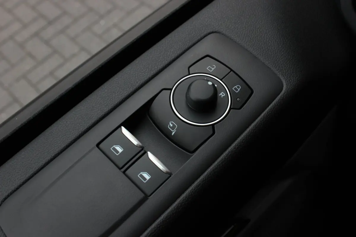 Cust. 320 L2H1 Sport 71 kWh DC DUBBEL CABINE / JB-EDITON / CAMERA / 370KM RANGE / APPLE CARPLAY DRIVERS-PACK /FULL