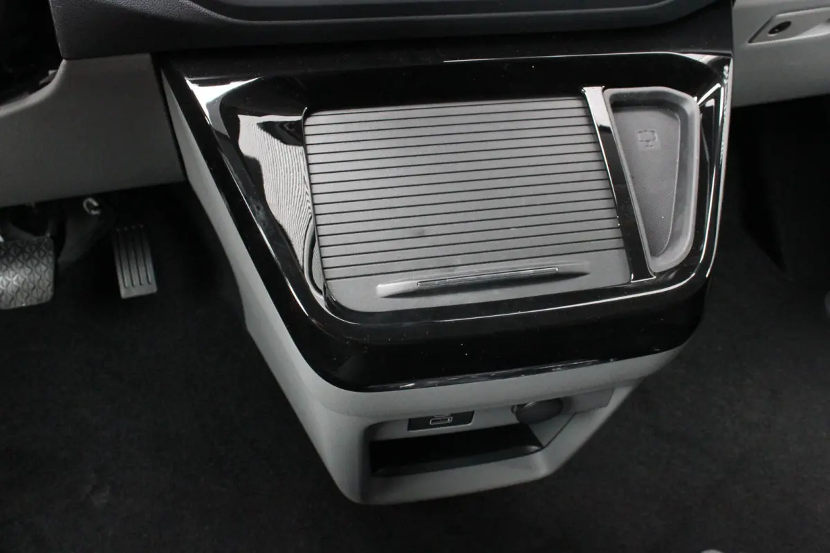 Cust. 320 L2H1 Sport 71 kWh DC DUBBEL CABINE / JB-EDITON / CAMERA / 370KM RANGE / APPLE CARPLAY DRIVERS-PACK /FULL