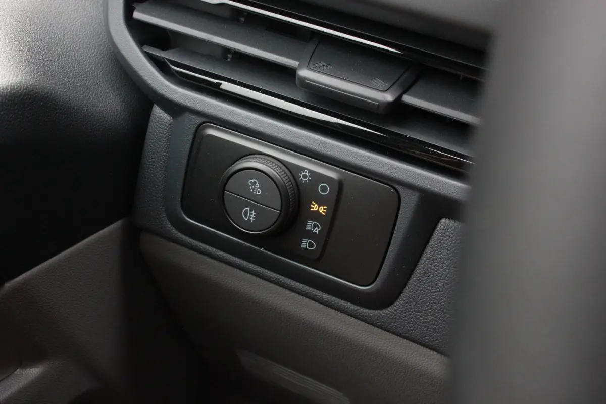 Cust. 320 L2H1 Sport 71 kWh DC DUBBEL CABINE / JB-EDITON / CAMERA / 370KM RANGE / APPLE CARPLAY DRIVERS-PACK /FULL
