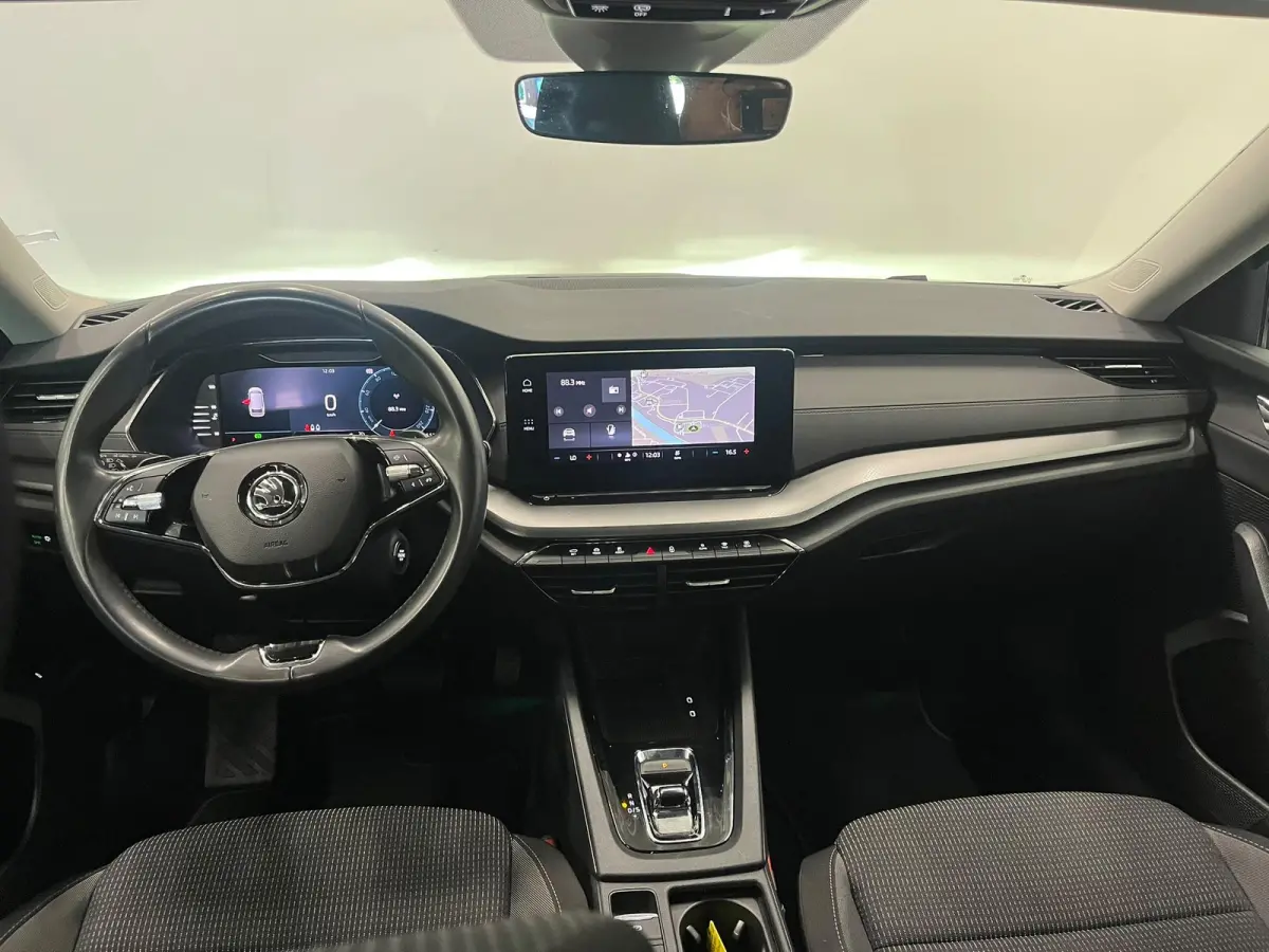 1.0 e-TSI Business Edition Trekhaak Airco ECC Navi Wireless Carplay PDC VA Full LED Virtual Cockpit Cruise Control