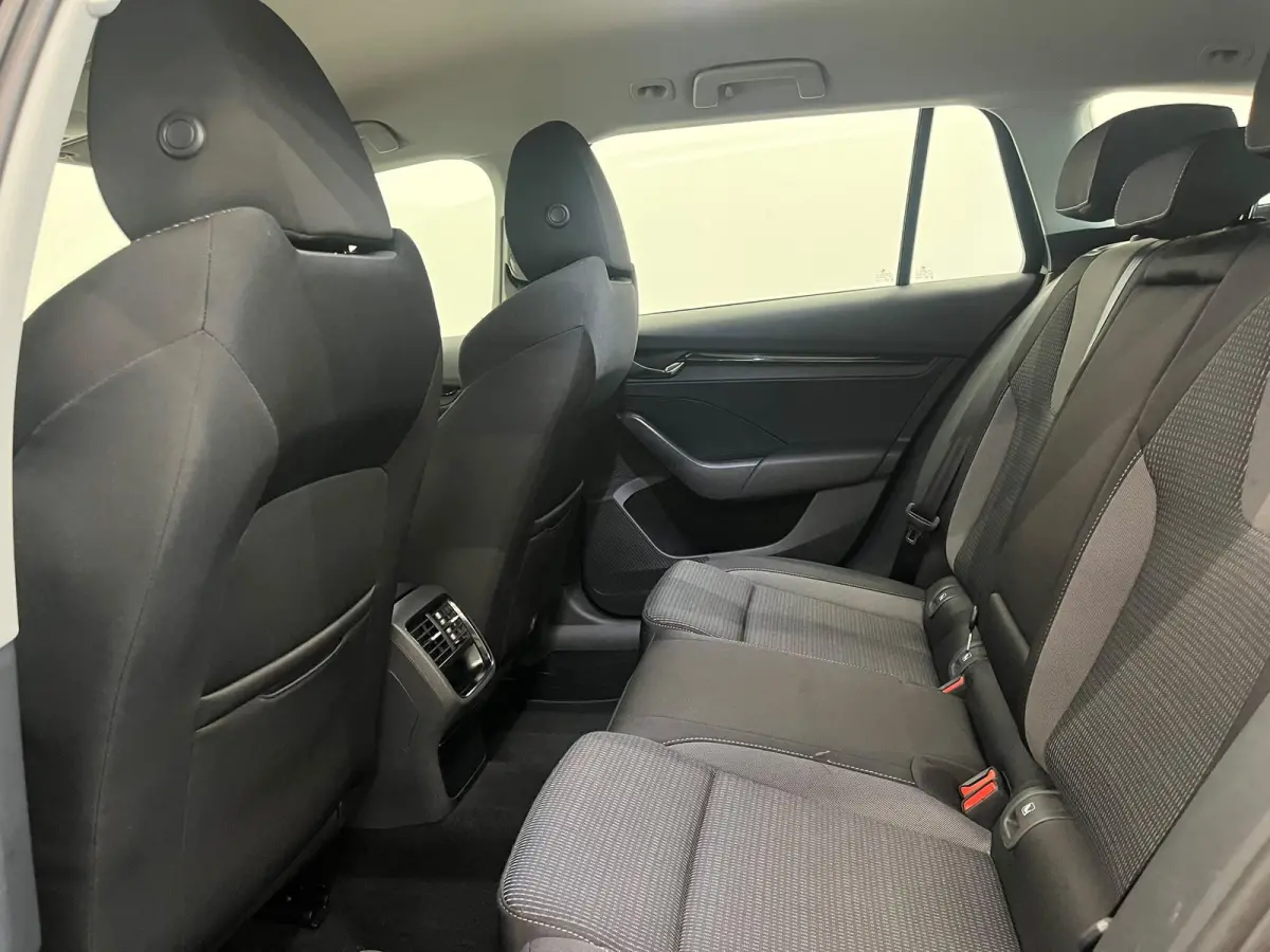 1.0 e-TSI Business Edition Trekhaak Airco ECC Navi Wireless Carplay PDC VA Full LED Virtual Cockpit Cruise Control