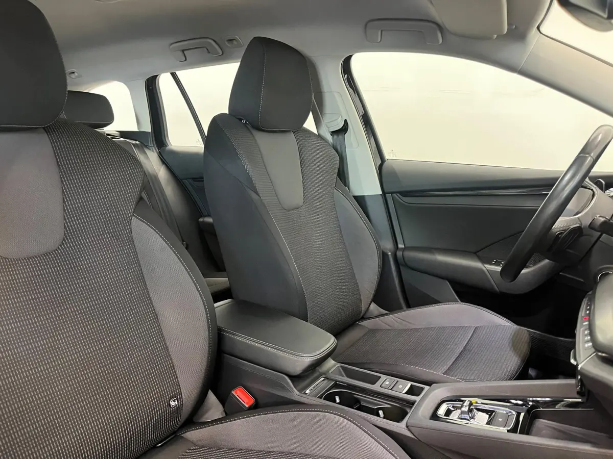 1.0 e-TSI Business Edition Trekhaak Airco ECC Navi Wireless Carplay PDC VA Full LED Virtual Cockpit Cruise Control