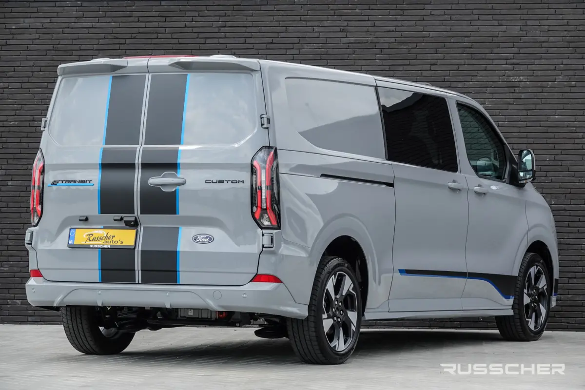 E-Transit L2H1 218Pk Aut. | | Nieuwe 71kWh Accu | 5-Persoons | Elektrisch | Sport 320 | 360° Camera | 19''