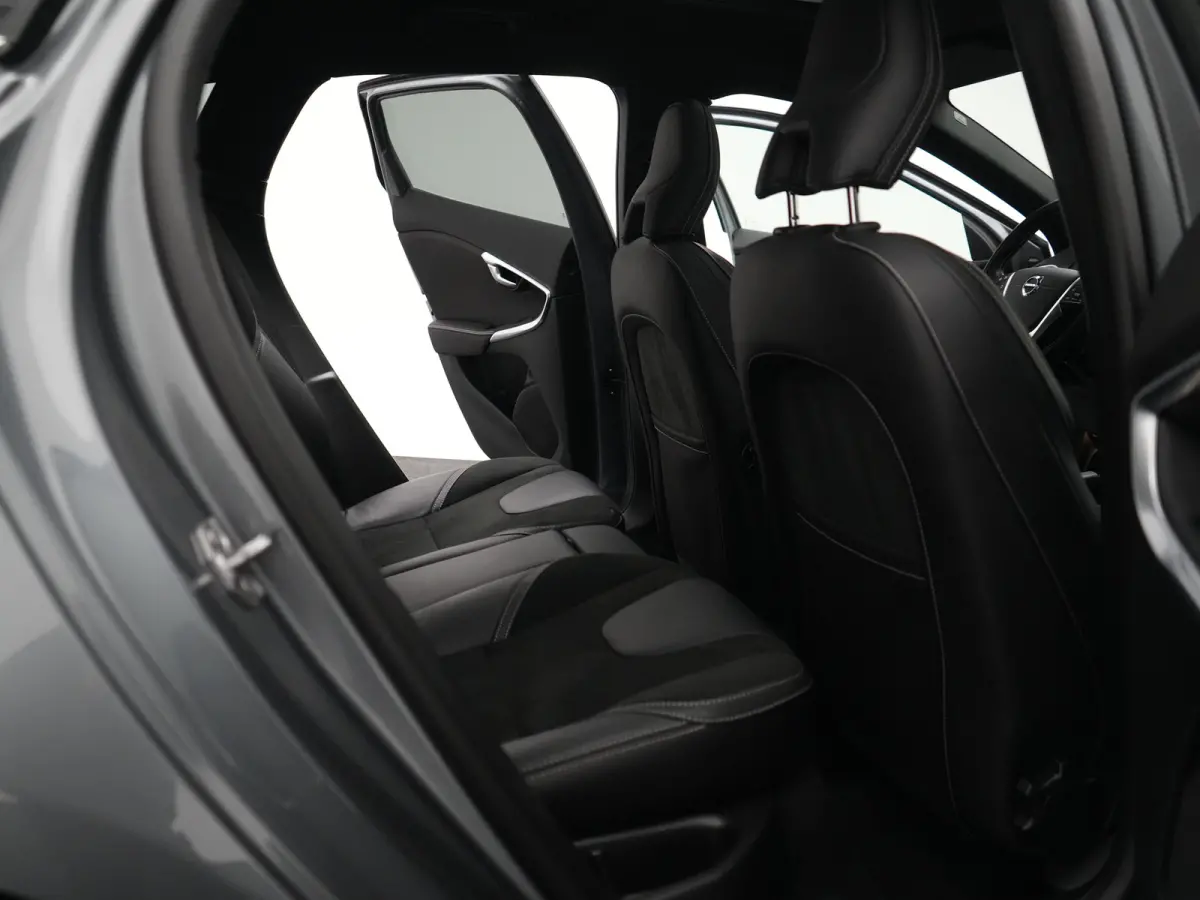 T3 Polar+ Sport | Panoramadak | Harman/Kardon | R-Design | Camera | Keyless | On Call | Stoelverwarming