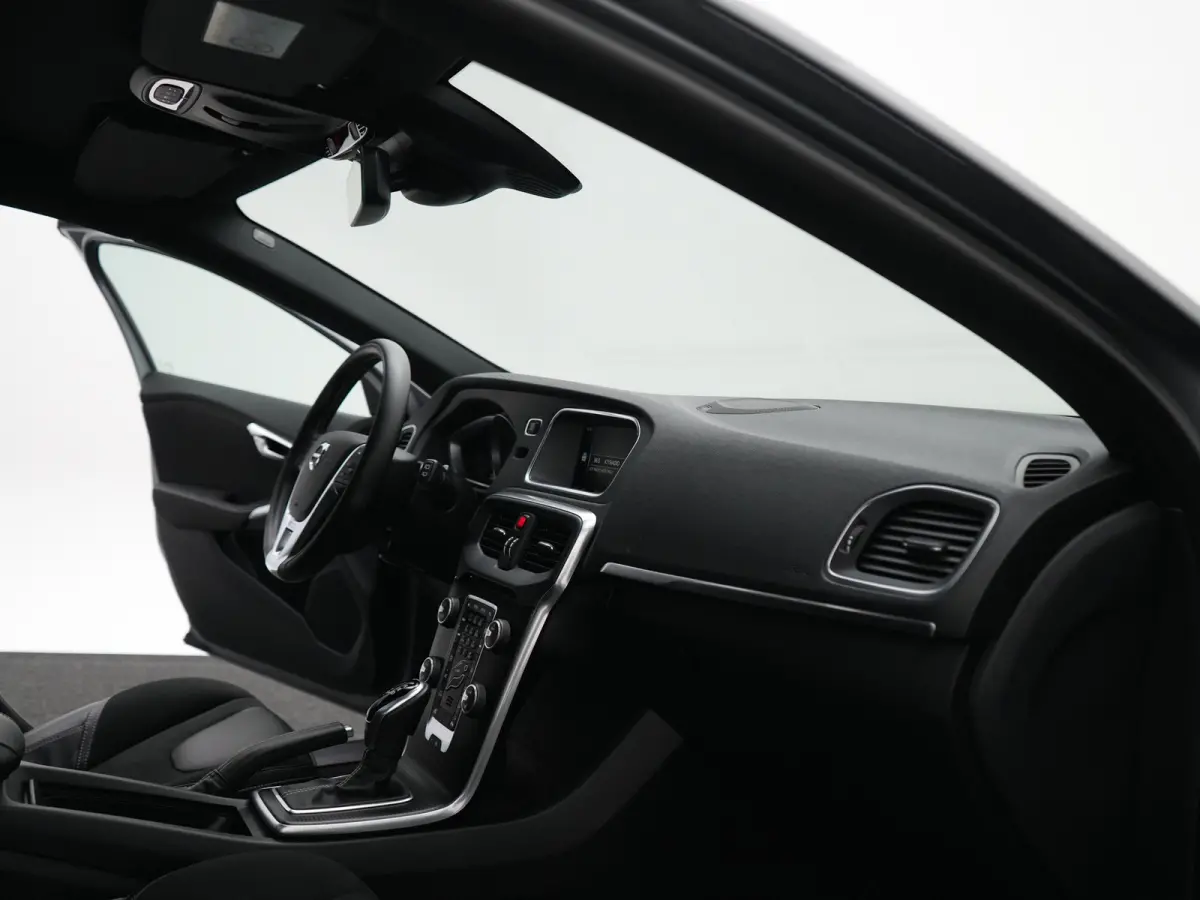 T3 Polar+ Sport | Panoramadak | Harman/Kardon | R-Design | Camera | Keyless | On Call | Stoelverwarming